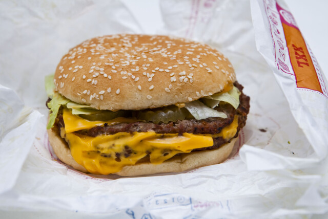 1039 KCAL: Slik ser 1039 kalorier av burger ut. Burgeren inneholder brød, to store burgere, ost, saus, salat, løk og syltede agurkskiver. Foto: Per Ervland 1039 KCAL: Slik ser 1039 kalorier av burger ut. Burgeren inneholder brød, to store burgere, ost, saus, salat, løk og syltede agurkskiver. Foto: Per Ervland